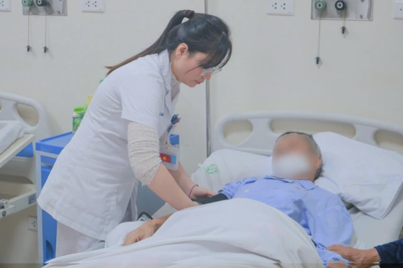 Vỡ phình động mạch chủ bụng, cụ ông 71 tuổi được Bệnh viện E cứu sống trong ca mổ cấp cứu